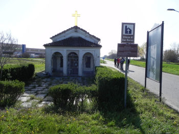 Arrivo alla Chiesetta di San Rocco al bivio con SP143 a sud di Santhià (42083 bytes)